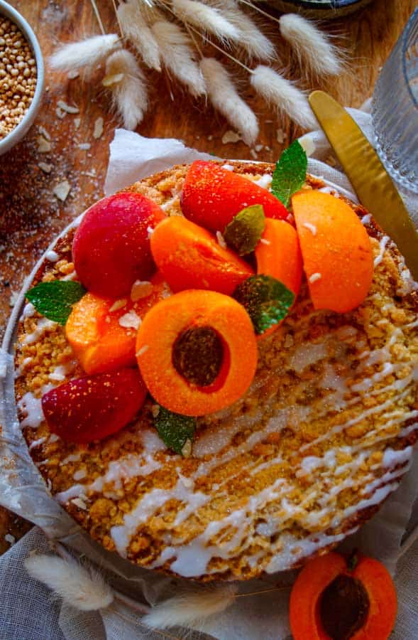 Deze cake met abrikozen en crumble is een ideale cake tijdens de zomer. Een makkelijke en snelle cake met binnenin een heerlijke compote van abrikozen. Je kan de abrikozen ook vervangen door appelen, rabarber, peer, perziken ...
