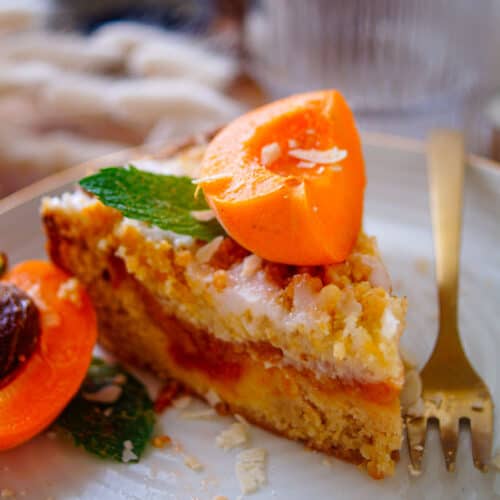 Deze cake met abrikozen en crumble is een ideale cake tijdens de zomer. Een makkelijke en snelle cake met binnenin een heerlijke compote van abrikozen. Je kan de abrikozen ook vervangen door appelen, rabarber, peer, perziken ...