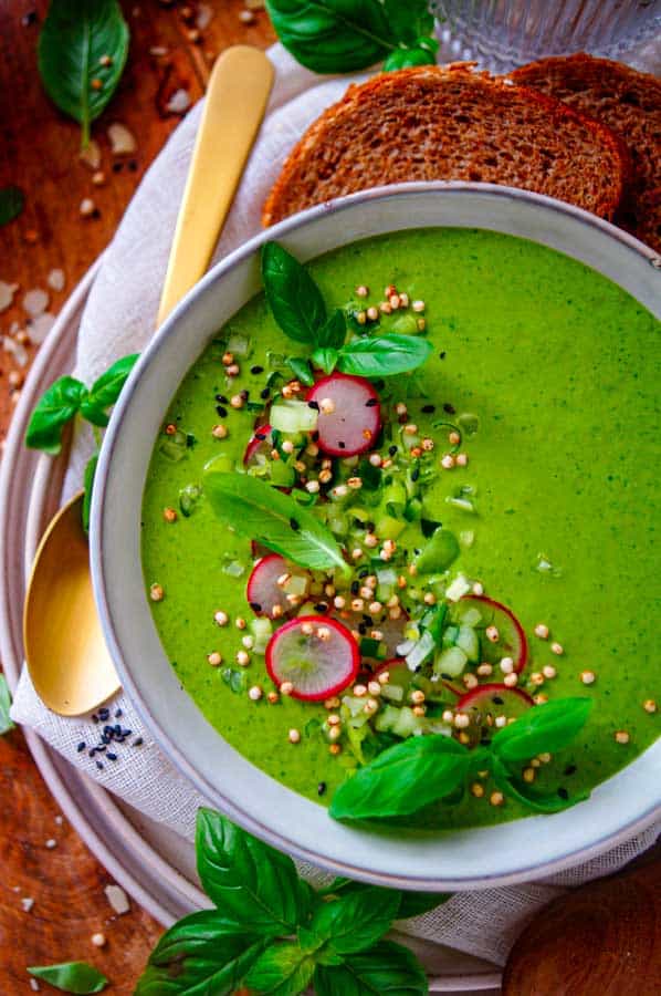 Deze makkelijke groene gazpacho is ideaal tijdens warme zomerse dagen. Een snelle koude soep bomvol verse groenten (komkommer, spinazie, lente-ui en avocado) en smaakmakers. Lekker verfrissend en gezond die je trouwens gewoon in je blender maakt.