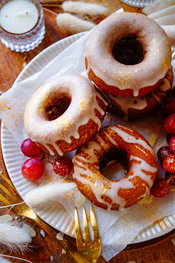 Als ontbijt of als tussendoortje, deze gezonde pompoen donuts smaken altijd. Deze donuts zijn super makkelijk en snel te maken. Ze zijn trouwens veel lichter en niet vettig omdat we ze in de oven gaan bakken. Het glazuur mag ook niet ontbreken, hier maken we er eentje op basis van roomkaas.