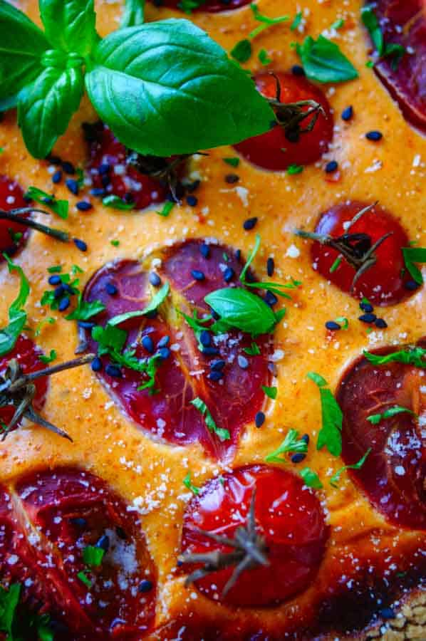 Dit recept voor de lekkerste tomaten quiche moet je gewoon op je weekmenu zetten. Makkelijk om te maken, geen hele resem aan ingrediënten en lekker luchtig. De korst is een heerlijk kruidig quichedeeg en de vulling is op basis van eieren, plattekaas of kwark en rode pesto. Als afwerking zijn er nog de verse tomaten
