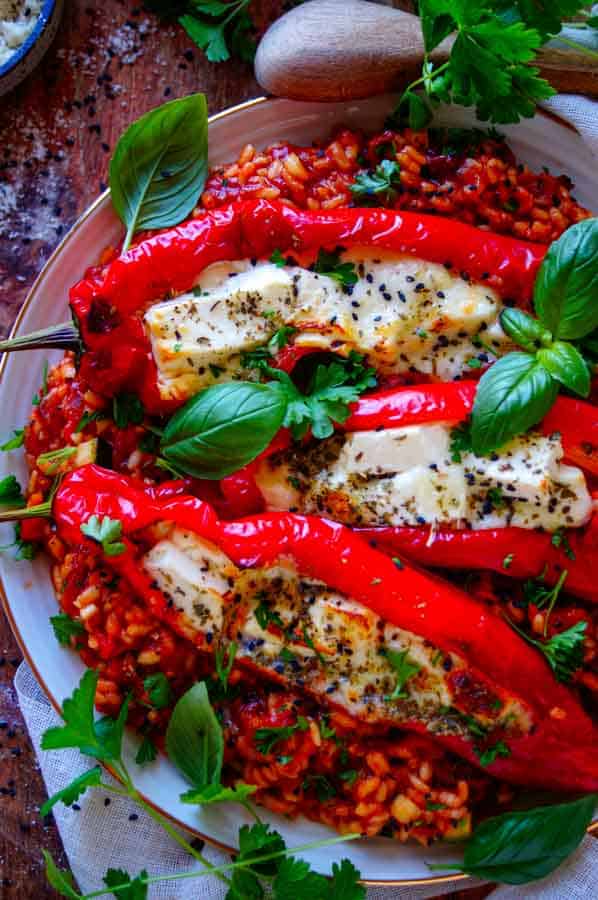 Deze Tomatenrisotto met gevulde paprika's is een ideaal receptje om je weekmenu te zetten. Makkelijk en snel te maken, bomvol smaak, vegetarisch, zonder wijn en super lekker. De paprika's worden gevuld met zowel feta als mozzarella.