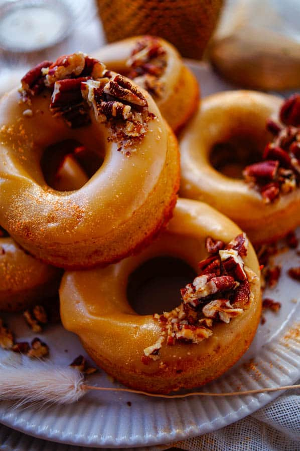 We gaan nog eens donuts bakken met dit recept voor donuts met maple syrup. We gaan geen friteuse gebruiken, deze gaan we gewoon in de oven bakken waardoor ze veel lichter zijn. Dankzij de ahornsiroop krijgen de donuts een heerlijke karamelsmaak.
