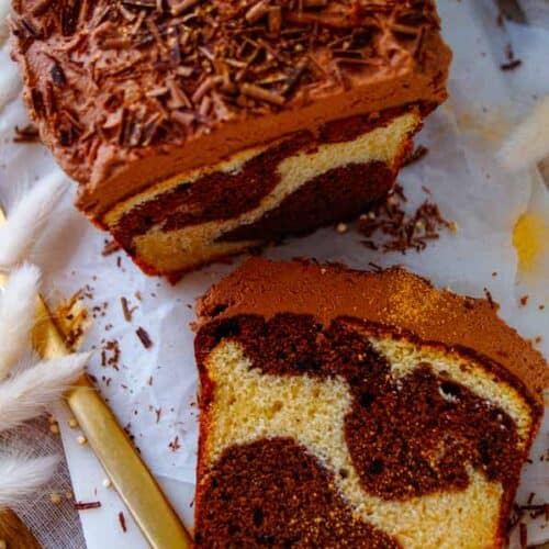 Deze Marmercake met chocolade ganache is gewoon te lekker en ook zo makkelijk om te maken. In het deeg van de cake voegen we wat zure room toe waardoor ie niet te zwaar is. En die ganache als afwerking is gewoon te lekker en bestaat uit slechts chocolade en room. Een ideale cake om mee uit te pakken bij de koffie.