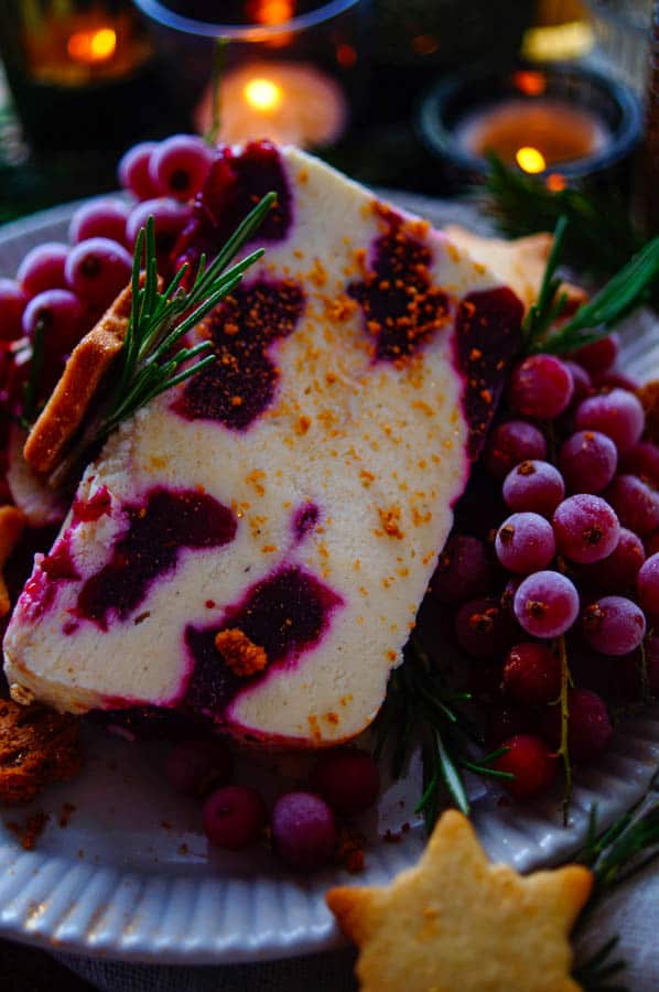 Deze semifreddo met cranberry's is het ideale dessert voor op je kerstmenu. Super makkelijk en snel te maken en bovendien moet je deze op voorhand al maken. Een heerlijke bevroren mousse waar je geen ijsmachine voor nodig hebt in combinatie met een frisse compote van veenbessen.