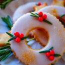Zijn ze niet schattig deze makkelijke Kerstkransjes koekjes? Je zou ze in je kerstboom kunnen hangen maar daar zijn ze veel te lekker voor. Deze koekjes zijn heerlijk van smaak door de vanille, kaneel, gember en zeste van citroen. Perfect voor bij de koffie en leuk om samen met de kinderen te bakken