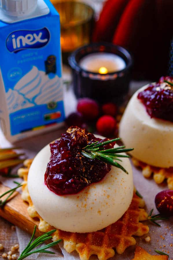 Deze semifreddo met cranberry's is het ideale dessert voor op je kerstmenu. Super makkelijk en snel te maken en bovendien moet je deze op voorhand al maken. Een heerlijke bevroren mousse waar je geen ijsmachine voor nodig hebt in combinatie met een frisse compote van veenbessen.