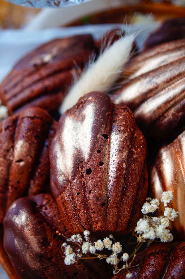 Deze heerlijk makkelijke Chocolade Madeleines zijn het perfecte gebakje voor bij de koffie of om cadeau te doen. Een verfijnd cakeje maar toch simpel en snel te maken. Wat deze madeleintjes zo lekker maken? Heel veel chocolade