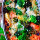 Deze makkelijke Ovenschotel met vis en prei is een perfect doordeweekse maaltijd voor op je weekmenu! Simpel, snel klaar en super lekker voor zowel groot als klein. Ik gebruikte hier zalm en kabeljauw maar dat kan je kiezen. Daarbij komt een eenvoudige preisaus, aardappelen en broccoli.