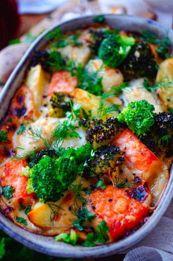 Deze makkelijke Ovenschotel met vis en prei is een perfect doordeweekse maaltijd voor op je weekmenu! Simpel, snel klaar en super lekker voor zowel groot als klein. Ik gebruikte hier zalm en kabeljauw maar dat kan je kiezen. Daarbij komt een eenvoudige preisaus, aardappelen en broccoli.