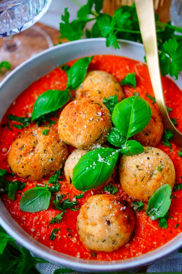 Deze vegetarische Ricotta balletjes in tomatensaus is een heerlijk receptje voor op je weekmenu. Een super makkelijk gerecht dat snel klaar is en je makkelijk op voorhand kan maken. Noem het gerust de vegetarische versie van balletjes in tomatensaus