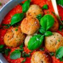 Deze vegetarische Ricotta balletjes in tomatensaus is een heerlijk receptje voor op je weekmenu. Een super makkelijk gerecht dat snel klaar is en je makkelijk op voorhand kan maken. Noem het gerust de vegetarische versie van balletjes in tomatensaus