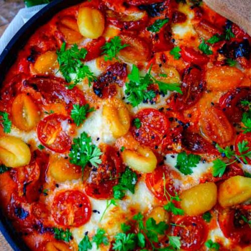 Deze Gnocchi met tomatenroomsaus is makkelijk, snel, vegetarisch en lekker. Dit receptje is trouwens een éénpansgerecht klaar in 30min, dit wil je dus gewoon op je weekmenu zetten. De gnocchi wordt trouwens eerst gebakken waardoor ie extra lekker is.