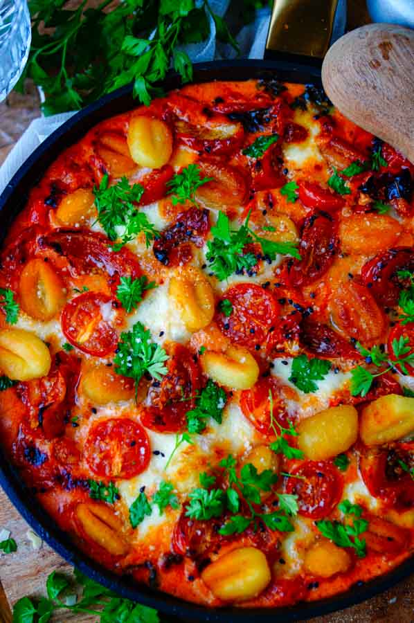 Deze Gnocchi met tomatenroomsaus is makkelijk, snel, vegetarisch en lekker. Dit receptje is trouwens een éénpansgerecht klaar in 30min, dit wil je dus gewoon op je weekmenu zetten. De gnocchi wordt trouwens eerst gebakken waardoor ie extra lekker is.