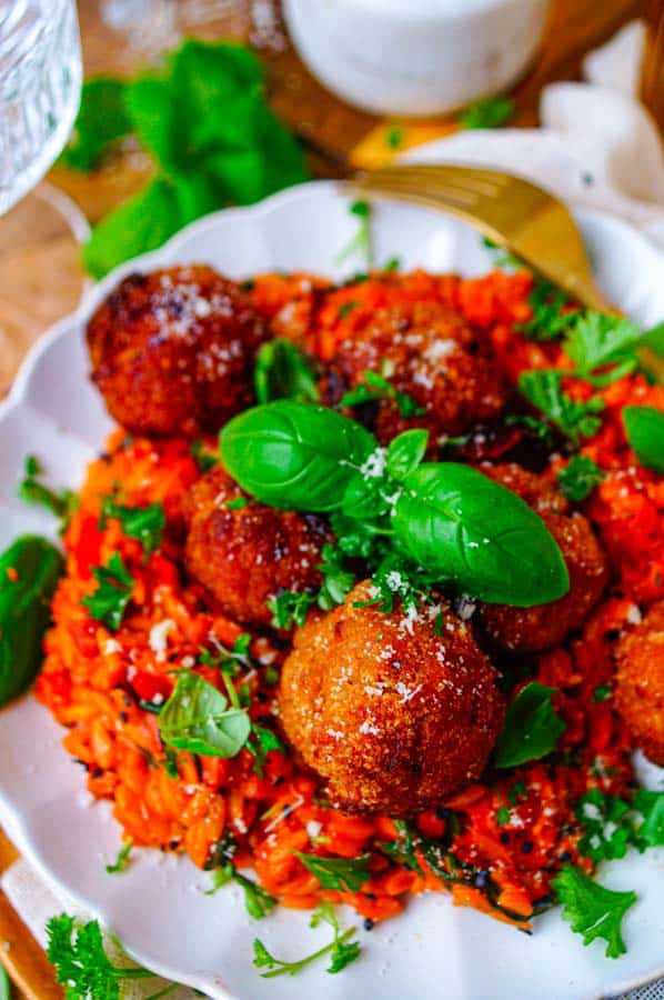 Dit recept voor Orzo met tomatensaus en gehaktballetjes is ideaal om op je weekmenu te zetten. Makkelijk, snel klaar, super lekker en je kan de balletjes makkelijk op voorhand al maken. De orzo of risono pasta bereiden we zoals een risotto