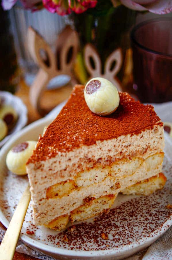 Dol op tiramisu? Dan moet je gewoon deze makkelijk en overheerlijke Tiramisu cheesecake maken. Een eenvoudige taart die super snel te maken is en ideaal voor iedere gelegenheid. Met Pasen op komst is dit de ideale feestelijke taart