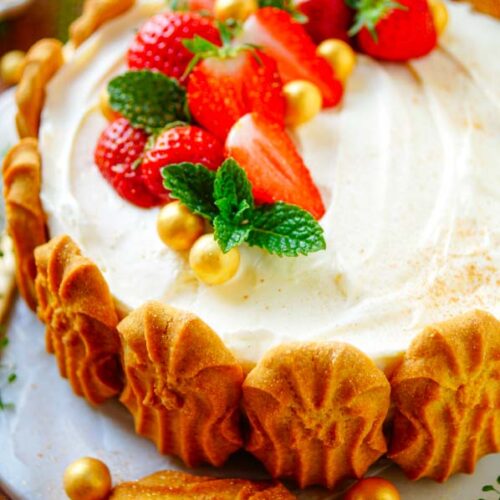 Deze Citroen cheesecake met aardbeien is gewoon een toppertje! Super makkelijk en snel te maken, lekker fris door de lemon curd en aardbeien, een zalige combinatie van roomkaas en mascarpone en lekkere boterkoekjes. Voor deze kaastaart heb je trouwens geen oven nodig, een no-bake versie.