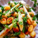 Deze Gnocchi met asperges en ricotta is een receptje dat uitblinkt in zijn eenvoud. Geen hele resem aan ingrediënten, weinig werk, snel klaar en heerlijk fris van smaak. Dit is echt een lekker maaltje voor tijdens een warme lentedag en ideaal voor op je weekmenu.