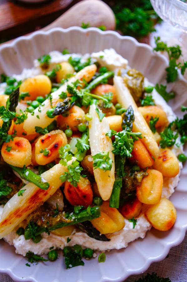 Deze Gnocchi met asperges en ricotta is een receptje dat uitblinkt in zijn eenvoud. Geen hele resem aan ingrediënten, weinig werk, snel klaar en heerlijk fris van smaak. Dit is echt een lekker maaltje voor tijdens een warme lentedag en ideaal voor op je weekmenu.