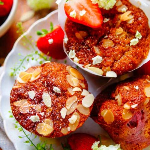 Deze makkelijke Aardbeien muffins zijn lekker lekker lekker! Een super simpel en eenvoudig recept voor luchtige muffins met yoghurt, lekkere aardbeien en wat witte chocolade. Deze cakejes zijn een ideaal tussendoortje of voor bij de koffie of thee.