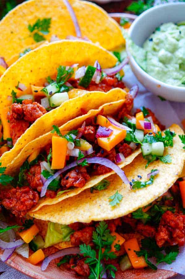 Snel klaar en overheerlijk, ja ik ben fan van deze makkelijke Taco's met gehakt en mango. We gebruiken kipgehakt dat we gaan bakken met wat rode curry en sojasaus. Lekker pittig dat we gaan combineren met een frisse mango salsa en mijn versie van guacamole, zeg maar avocado mayonaise.