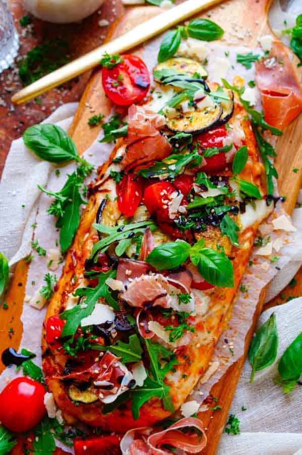Zo simpel en zo lekker ... dat is deze Focaccia pizza met gegrilde groenten. De (zelfgekochte) focaccia's beleggen we met een heerlijke lookcrème, rode pesto, kerstomaten en heerlijk geroosterde courgette en aubergine. Snel en makkelijk om te maken en ideaal om als hapje te serveren bij een zomerse apéro