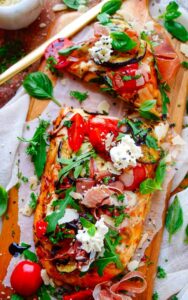 Zo simpel en zo lekker ... dat is deze Focaccia pizza met gegrilde groenten. De (zelfgekochte) focaccia's beleggen we met een heerlijke lookcrème, rode pesto, kerstomaten en heerlijk geroosterde courgette en aubergine. Snel en makkelijk om te maken en ideaal om als hapje te serveren bij een zomerse apéro