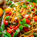 Deze makkelijke en snelle Spaghetti met tomaten-botersaus is er eentje om op je weekmenu te zetten. Een simpel en vooral super smaakvol gerechtje waar je niet veel ingrediënten voor nodig hebt. Het geheim van de lekkerste tomatensaus is de boter en de tomaatjes heel traag laten garen.
