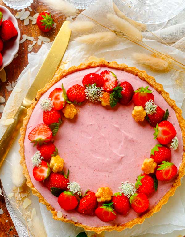 Deze makkelijke taart met aardbeienmousse is een op en top zomers dessertje. Een super simpel taartje met een korstje op basis van kruimeldeeg gevuld met een heerlijke mousse op basis van zure room, room en heel veel aardbeien. Een leuk toetje om in het weekend te maken en om van te genieten met een koffietje