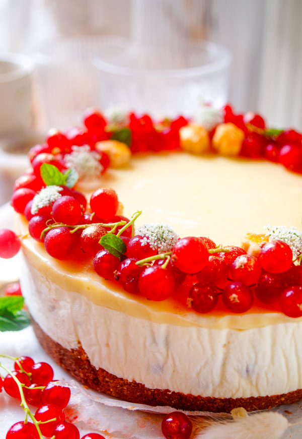 Deze makkelijke Witte chocolade cheesecake met rode bessen is een taartje om deze zomer zeker nog te maken. Voor deze kaastaart heb je geen oven nodig aangezien dit een no-bake versie. Een super simpel en snel toetje waar je niet veel ingrediënten voor nodig hebt.