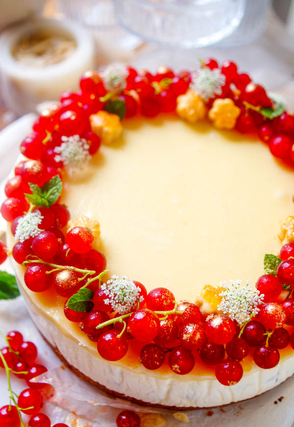 Deze makkelijke Witte chocolade cheesecake met rode bessen is een taartje om deze zomer zeker nog te maken. Voor deze kaastaart heb je geen oven nodig aangezien dit een no-bake versie. Een super simpel en snel toetje waar je niet veel ingrediënten voor nodig hebt.