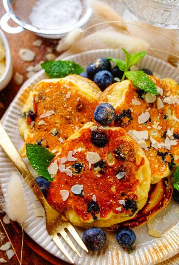 Deze luchtige makkelijke Pannenkoeken met blauwe bessen zijn ideaal voor bij het ontbijt of brunch. Een simpel snel receptje om even de klassieke pancakes te vergeten.