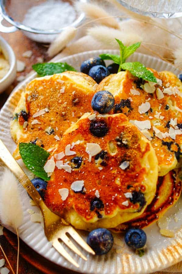 Deze luchtige makkelijke Pannenkoeken met blauwe bessen zijn ideaal voor bij het ontbijt of brunch. Een simpel snel receptje om even de klassieke pancakes te vergeten.