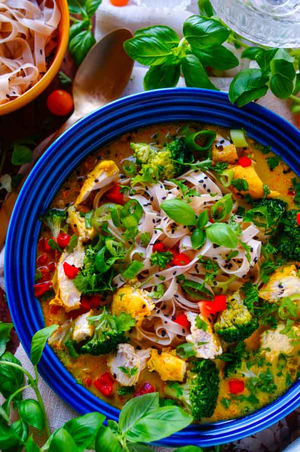 Makkelijk en snel recept voor noedelsoep met kip en curry, een gezonde maaltijdsoep ideaal voor op je weekmenu. Bomvol groentjes, noedels, kip en kerrie