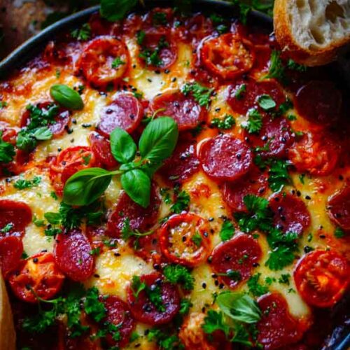Lekker en makkelijk recept voor pizza dip. Een simpel en snel hapje om te serveren bij de borrel of apéro. Een dip bestaande uit gehakt, tomatensaus, groentjes en veel kaas.