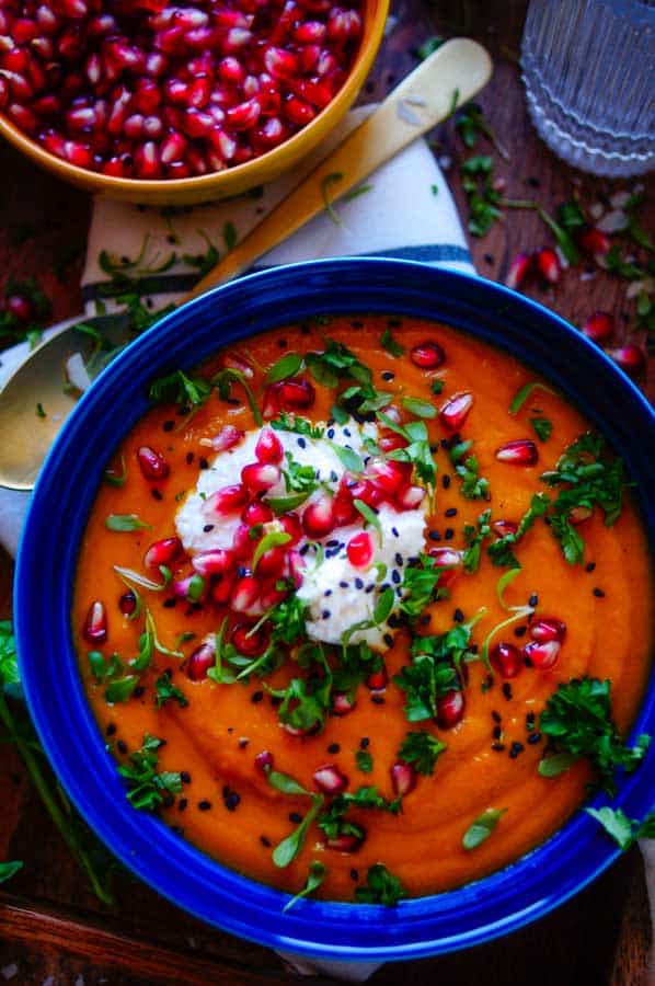 Dit is het recept voor de lekkerste en makkelijkste Pompoensoep met wortel en ricotta. Gezond, smaakvol, simpel en snel om te maken. Een lekker herfstig soepje!