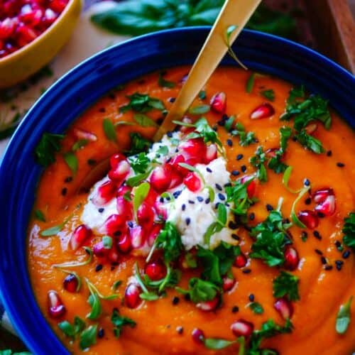 Dit is het recept voor de lekkerste en makkelijkste Pompoensoep met wortel en ricotta. Gezond, smaakvol, simpel en snel om te maken. Een lekker herfstig soepje!