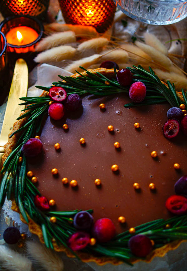 Lekker makkelijk recept voor Chocolade Panna Cotta taart, het ideale dessert voor op je kerstmenu. Deze taart kan je makkelijk op voorhand maken en heeft een heerlijke chocolade smaak. Simpel, snel klaar en weinig werk