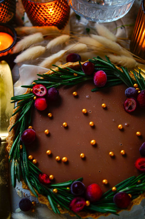 Lekker makkelijk recept voor Chocolade Panna Cotta taart, het ideale dessert voor op je kerstmenu. Deze taart kan je makkelijk op voorhand maken en heeft een heerlijke chocolade smaak. Simpel, snel klaar en weinig werk