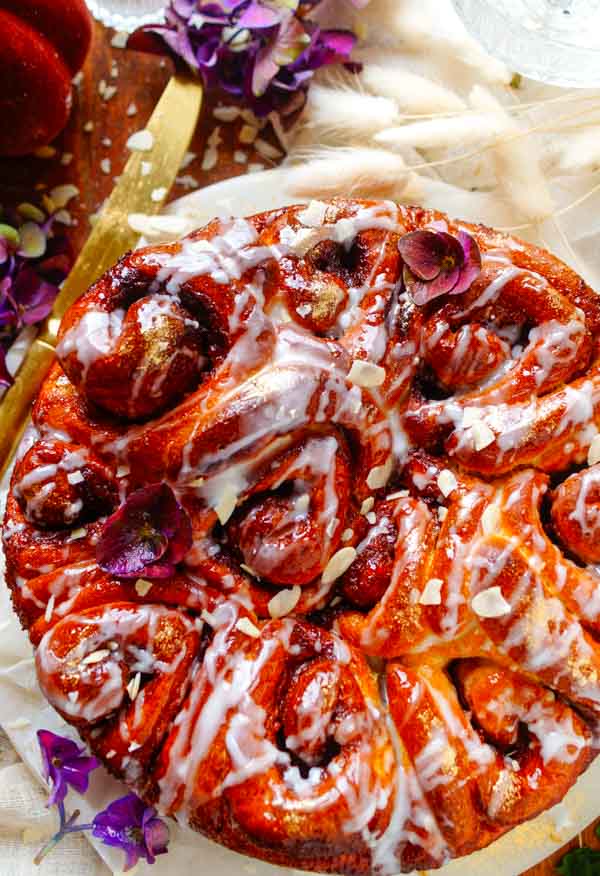Makkelijk recept voor de lekkerste cinnamon rolls, ideaal om te bakken tijdens het weekend. Deze lekkere kaneelbroodjes zijn gewoon heerlijk zacht afgewerkt met een lekkere roomkaas glazuur.