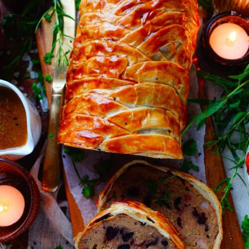 Lekker makkelijk recept voor gehaktbrood in bladerdeeg, een simpel ideetje voor op je kerstmenu. Heerlijk smaakvol gehakt in een jasje van krokant bladerdeeg waar je weinig werk mee hebt. Het gehakt brengen we op smaak met spekjes, champignons en veenbessen