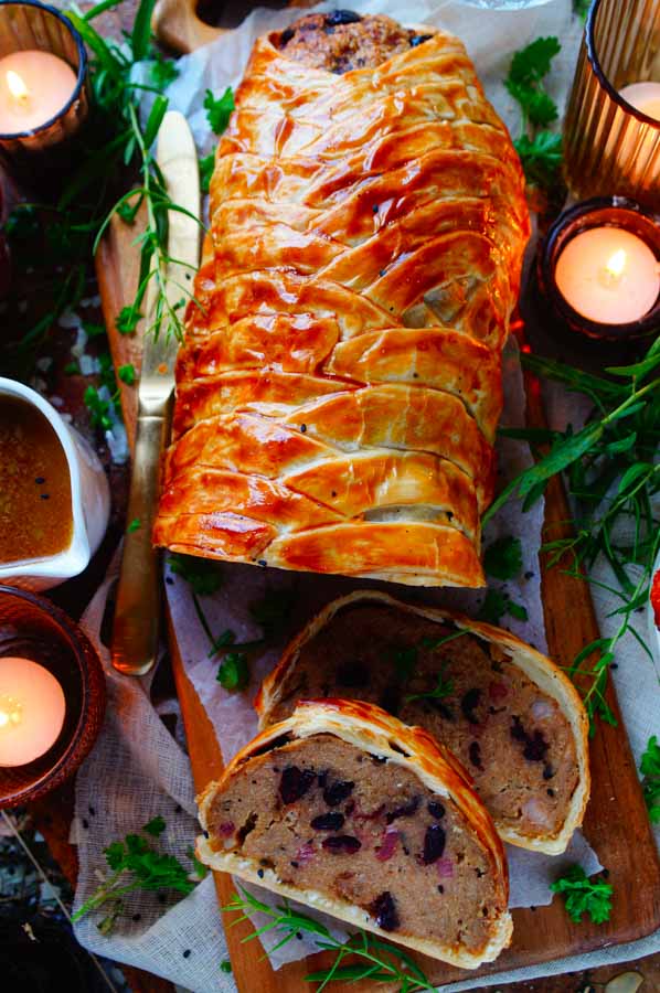 Lekker makkelijk recept voor gehaktbrood in bladerdeeg, een simpel ideetje voor op je kerstmenu. Heerlijk smaakvol gehakt in een jasje van krokant bladerdeeg waar je weinig werk mee hebt. Het gehakt brengen we op smaak met spekjes, champignons en veenbessen