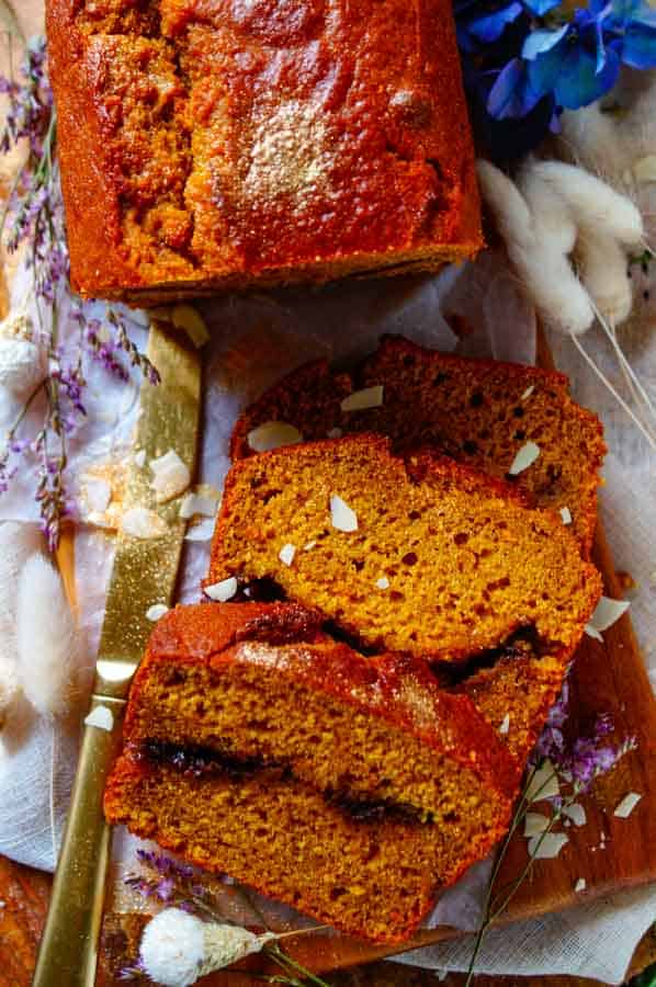 Lekker makkelijk recept voor Pompoen cake met kaneel, een herfstig kruidig gebak om tijdens het weekend te maken. Deze eenvoudige cake die gewoon niet kan mislukken heeft binnenin een zalig laagje kaneel.