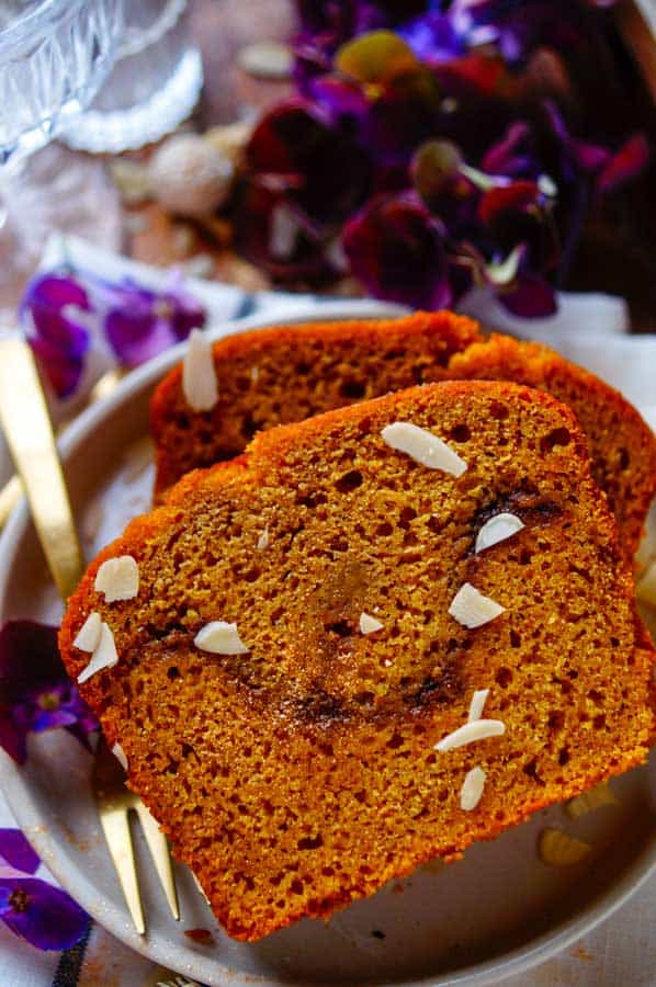 Lekker makkelijk recept voor Pompoen cake met kaneel, een herfstig kruidig gebak om tijdens het weekend te maken. Deze eenvoudige cake die gewoon niet kan mislukken heeft binnenin een zalig laagje kaneel.