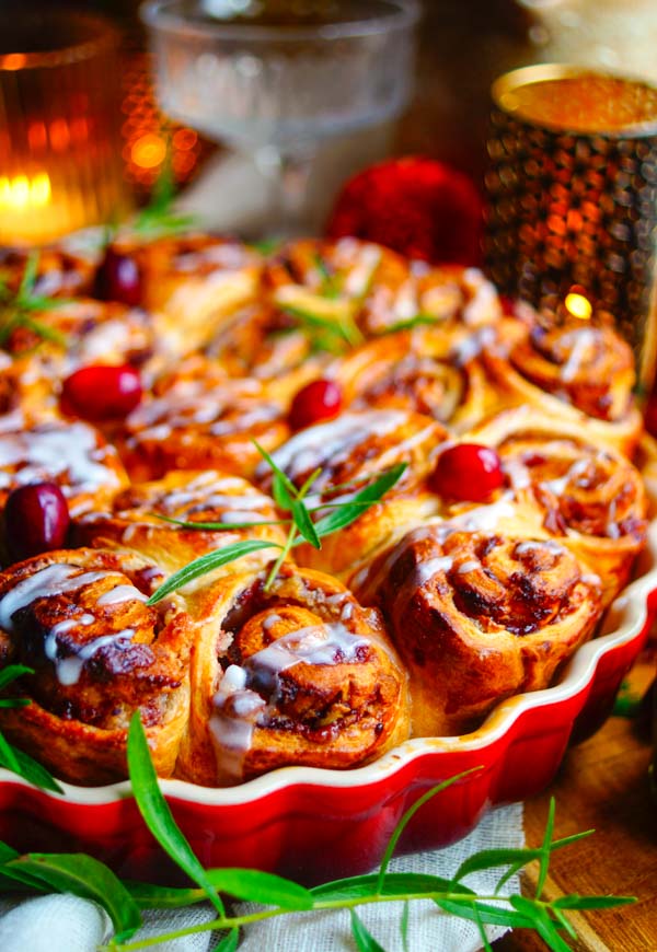 Lekker makkelijk recept voor croissant rolletjes met marsepein, een lekker ideetje voor tijdens het ontbijt met kerst of de feestdagen. We gebruiken croissantdeeg dat we beleggen met roomkaas, confituur en marsepein. Klaar in amper 30min, snel klaar, weinig werk en heerlijk van smaak