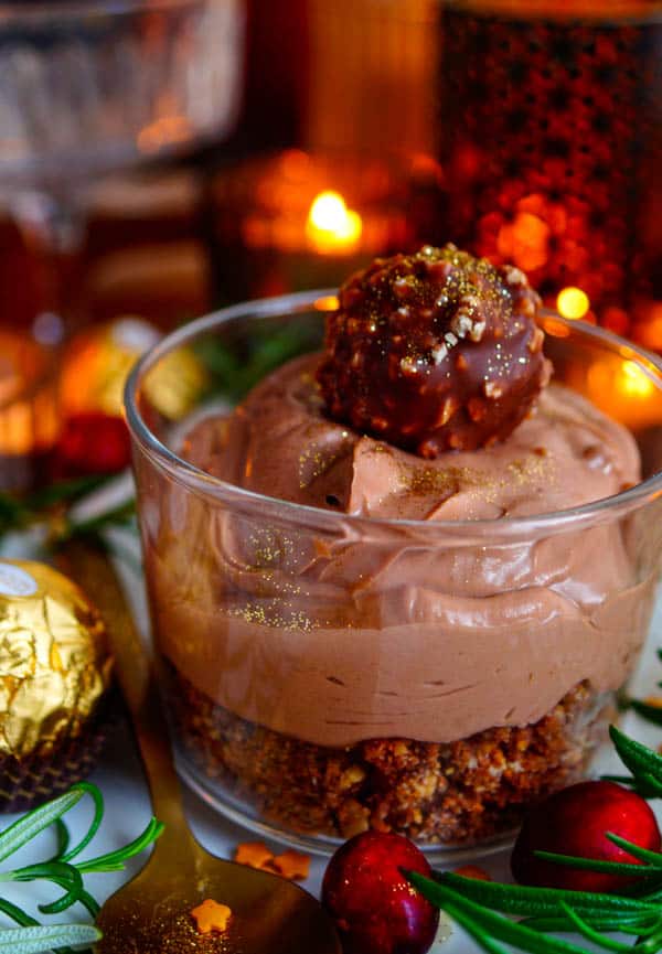 Lekker makkelijk recept voor Cheesecake in een glaasje met Ferrero rocher, een snel dessert voor je kerstmenu en kerstdiner. Een dessertje in een een glaasje met lekker veel chocolade. Een origineel toetje voor met Kerst