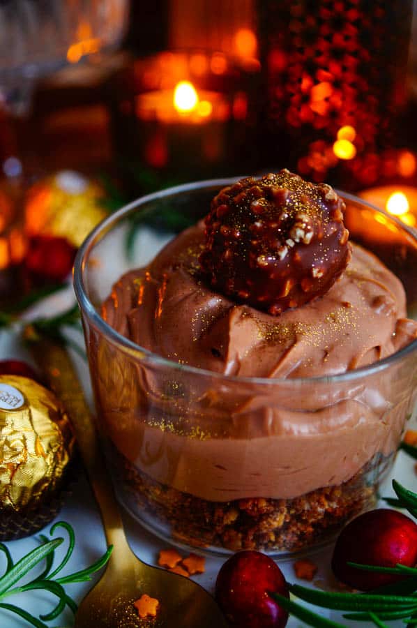 Lekker makkelijk recept voor Cheesecake in een glaasje met Ferrero rocher, een snel dessert voor je kerstmenu en kerstdiner. Een dessertje in een een glaasje met lekker veel chocolade. Een origineel toetje voor met Kerst