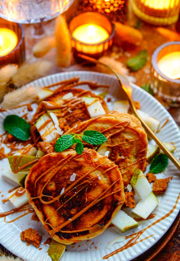 Lekker makkelijk recept voor Speculaas pannenkoeken, heerlijk luchtige pannenkoeken met lekker veel speculaas in verwerkt. Serveer deze als ontbijt, tussendoortje of bij de brunch. Heerlijk met stukjes peer of gebakken appeltjes
