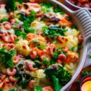Lekker makkelijk recept voor Ovenschotel met zalm en puree, een heerlijk gerecht voor heel de familie. Je kan deze ovenschotel makkelijk op voorhand al maken. Verwacht je aan lekkere aardappelpuree, een heerlijke kaassaus, broccoli, bloemkool, zalm, kaaskorstje en garnalen.