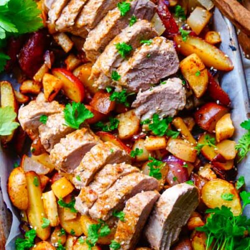 Lekker makkelijk recept voor Varkenshaas uit de oven, een simpel en snel doordeweekse maaltijd voor op je weekmenu. Een eenpansgerecht met aardappelen, pastinaak, peer, varkenshaasje en een honing mosterd marinade. Heerlijk en super smaakvol